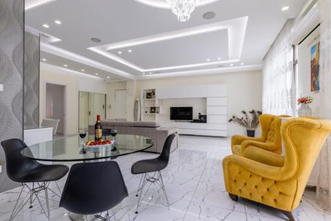 Communal lounge/ TV room, TV and multimedia, Kitchen or kitchenette, Living room, Seating area, Dining area, oven