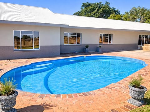 Property building, Day, Pool view, Swimming pool, Swimming pool