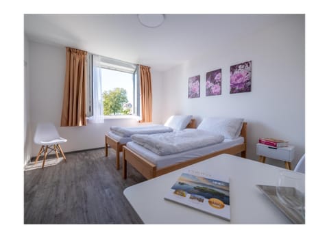 Bed, Photo of the whole room, Seating area