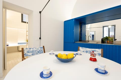 Kitchen or kitchenette, Living room, Food and drinks, Seating area, Dining area, Food