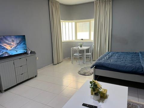 Bed, TV and multimedia, Photo of the whole room