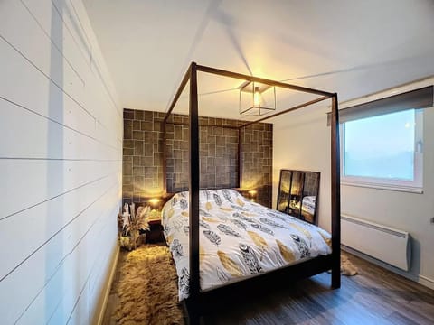 Bed, Photo of the whole room, Decorative detail, Bedroom