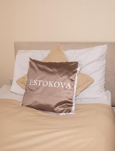 Quiet Yellow Rest House Sleeps 7 House in Swindon