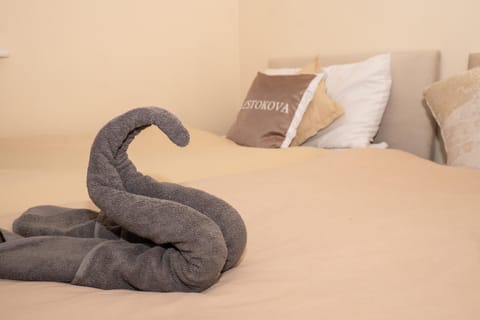 Quiet Yellow Rest House Sleeps 7 House in Swindon