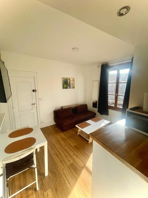 TV and multimedia, Living room, Photo of the whole room, Seating area, Dining area