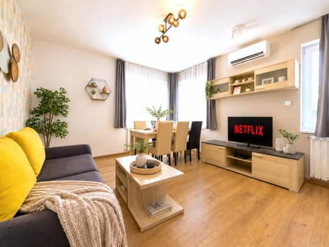 TV and multimedia, Living room, Seating area, air conditioner