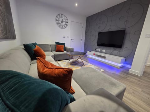 TV and multimedia, Living room, Seating area, Evening entertainment