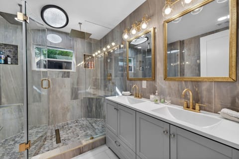 Beach Bungalow Retreat House in Iona