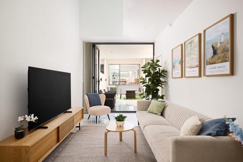 Communal lounge/ TV room, TV and multimedia, Living room, Seating area, Evening entertainment