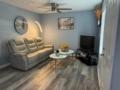 Communal lounge/ TV room, TV and multimedia, Living room, Seating area