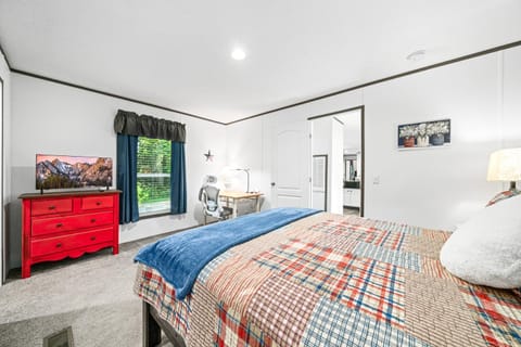 Bed, TV and multimedia, Photo of the whole room, Bedroom