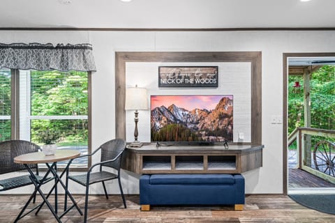 Communal lounge/ TV room, TV and multimedia, Living room, Seating area