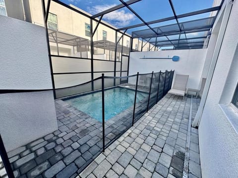 The Elegant Retreat w heated pool near Disney House in Loughman