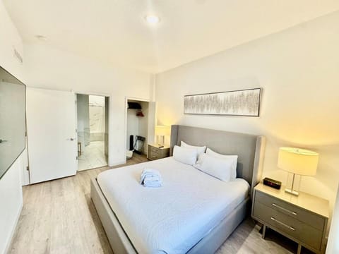 The Elegant Retreat w heated pool near Disney House in Loughman