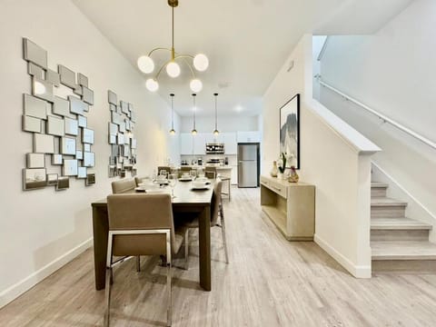 The Elegant Retreat w heated pool near Disney House in Loughman