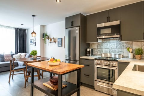 Kitchen or kitchenette, Dining area, oven, stove