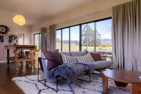 Romantic Tiers Escape - Pink Bath, Wood-Fired Pizza, Firepit & Mountain Magic House in Tasmania