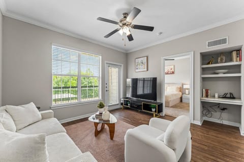 Bright 1BR in Magnolia Near Woodlands Waterway Apartment in The Woodlands