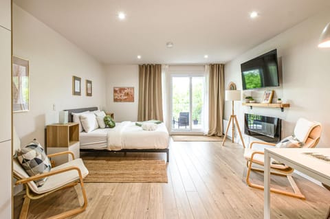 Bed, TV and multimedia, Photo of the whole room, Seating area