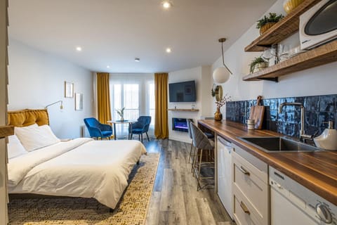 TV and multimedia, Kitchen or kitchenette, Photo of the whole room, Bedroom