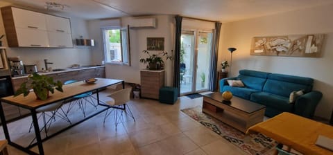 Communal lounge/ TV room, Living room, Seating area