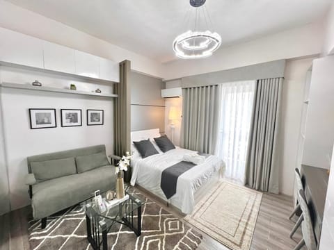 Bed, Living room, Photo of the whole room, Seating area, Bedroom