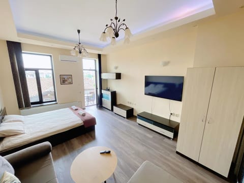 Bed, TV and multimedia, Photo of the whole room, Seating area, Bedroom, wardrobe
