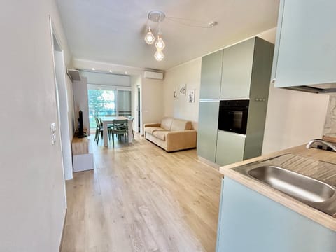 Kitchen or kitchenette, Living room, Seating area, Dining area