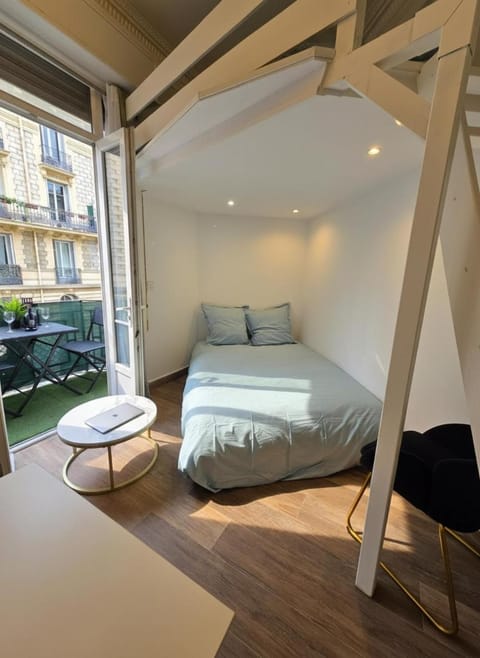 Photo of the whole room, Bedroom