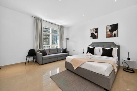 Bed, Living room, Photo of the whole room, Seating area, Bedroom