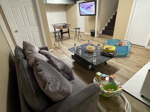 Communal lounge/ TV room, TV and multimedia, Living room, Seating area, Evening entertainment