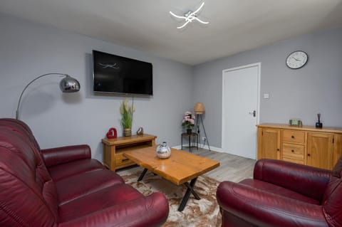 Communal lounge/ TV room, TV and multimedia, Living room, Seating area, Dining area, Evening entertainment