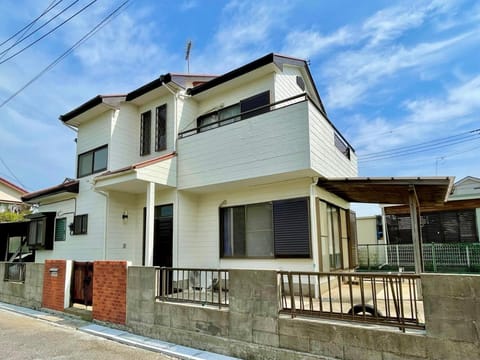 Property building, Day, Balcony/Terrace