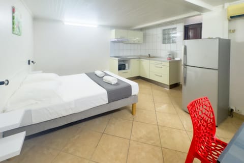 Bed, Living room, stove