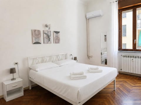 Bed, Photo of the whole room, Bedroom, internet, towels, air conditioner