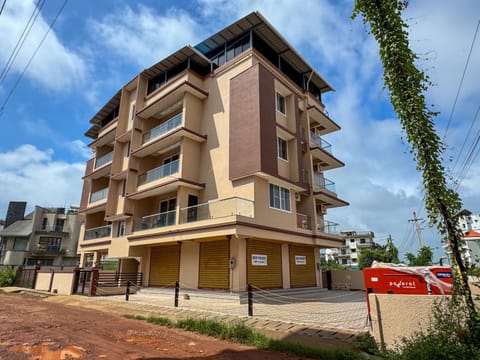 Property building, Day, Neighbourhood, Street view, Location, Parking