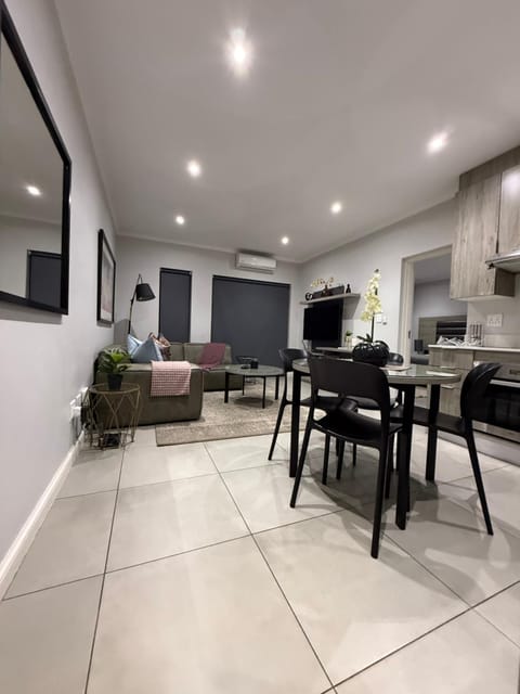 TV and multimedia, Kitchen or kitchenette, Living room, Seating area, Dining area