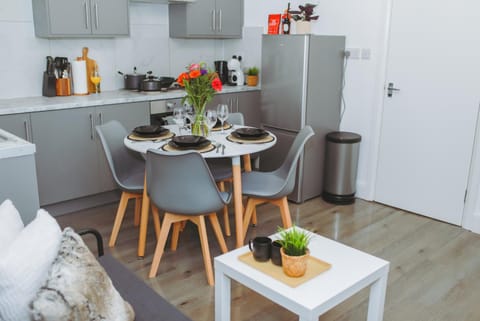 Coffee/tea facilities, Kitchen or kitchenette, Living room, Seating area, Dining area, oven