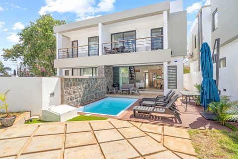Property building, Patio, View (from property/room), Balcony/Terrace, Pool view, Swimming pool, sunbed