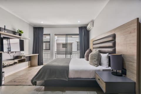 Bed, TV and multimedia, Bedroom, microwave