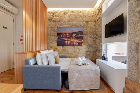 Bed, TV and multimedia, Living room