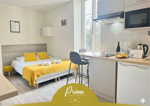 Bed, TV and multimedia, Photo of the whole room