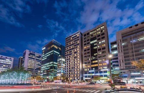 Property building, Facade/entrance, Night
