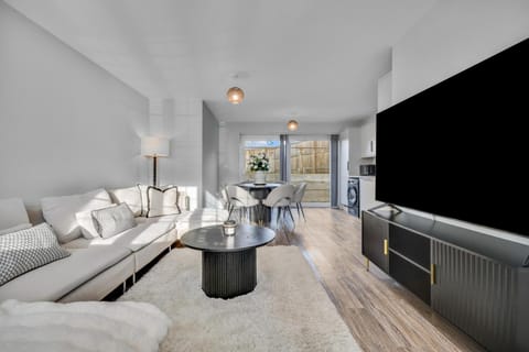 Communal lounge/ TV room, TV and multimedia, Living room, Seating area