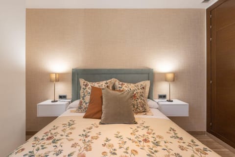Bed, Photo of the whole room, Bedroom, heating, towels, wardrobe, air conditioner