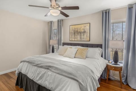 4BR Game-Day Retreat - Foosball & Fire Pit House in Fayetteville