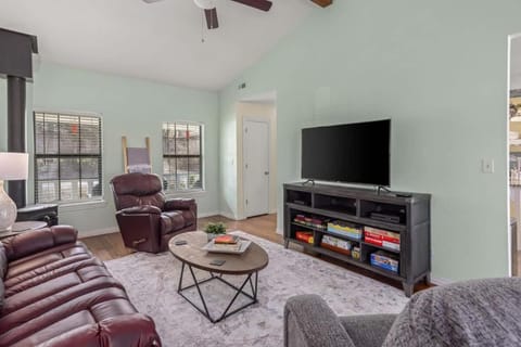 4BR Game-Day Retreat - Foosball & Fire Pit House in Fayetteville