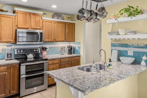 4BR Game-Day Retreat - Foosball & Fire Pit House in Fayetteville