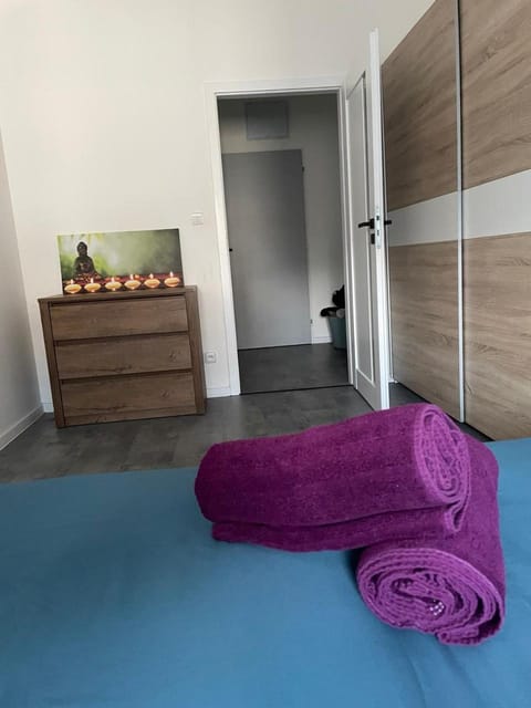 Bed, towels