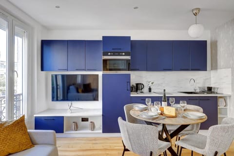 TV and multimedia, Kitchen or kitchenette, Dining area, microwave, oven